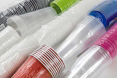 塑料餐具的多元圖景 從日常生活到全景視覺探索